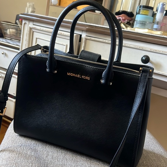 Michael Kors Purse with cross body strap - Picture 1 of 1